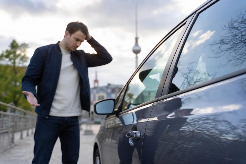 Auto ausgesperrt und Schlüssel vergessen: Was sollten Sie zuerst tun?